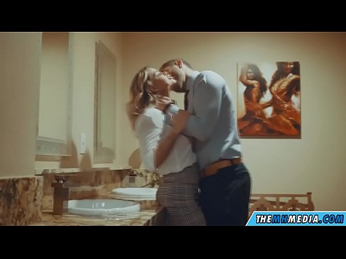 ❤️ Wakati blonde mwenye busty anakutongoza kwenye choo cha umma Ponografia yenye ubora ️❤